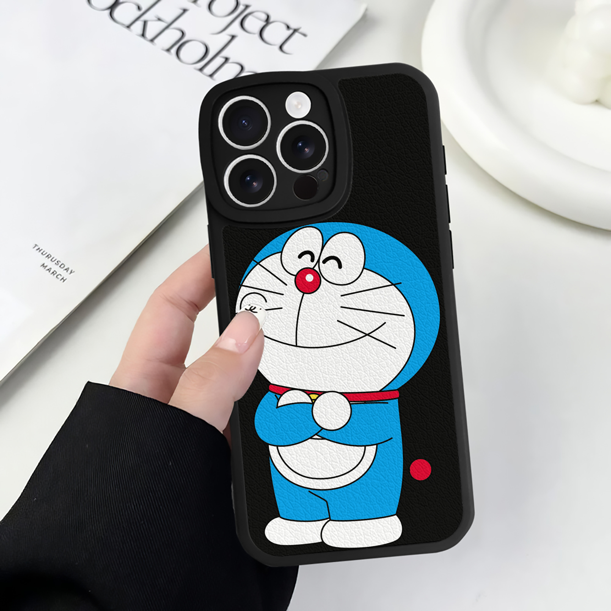 （画像用） ドラえもん Doraemon 【iPhone 16シリーズ対応】シリコンスマホケース（レザー調） 材質：シリコン